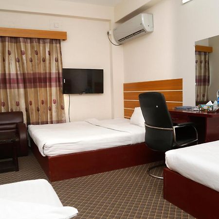 Hotel Blue Bird Дака Екстериор снимка